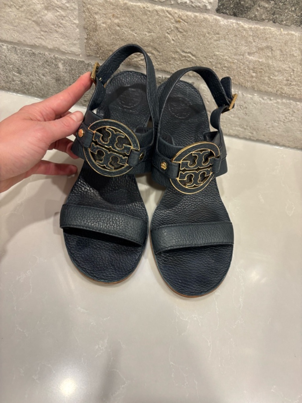 Tory Burch Navy Leather Wedge Sandals Gold Logo Size 8 - Picture 9 of 11